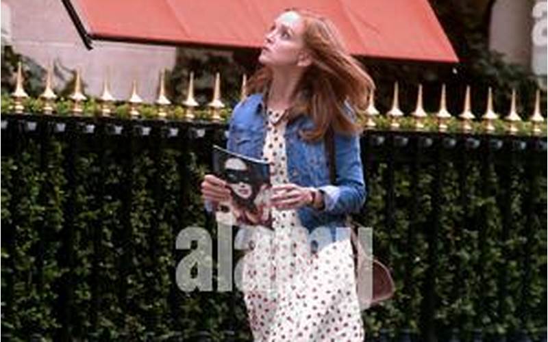 Jayma Mays On The Set Of A Tv Show