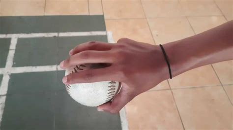 Jelaskan Cara Memegang Bola Softball dengan Dua Jari