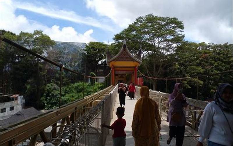 Jembatan Limpapeh: Melintasi Ngarai Sianok Dengan Indah