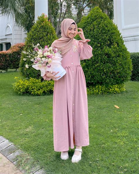 Jilbab Pink dengan Busana Cokelat
