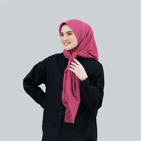 Jilbab Pink dengan Busana Hitam