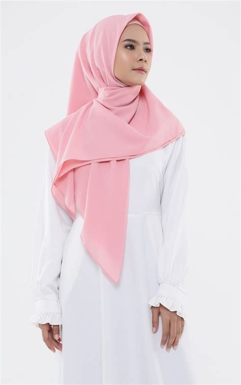 Jilbab Pink dengan Busana Putih