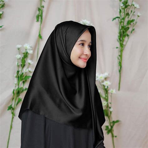 Jilbab warna hitam