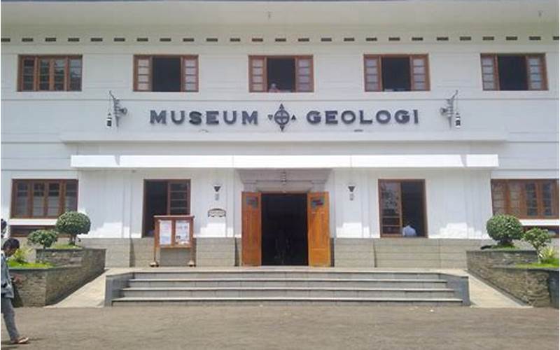 Judul 10: Museum Geologi
