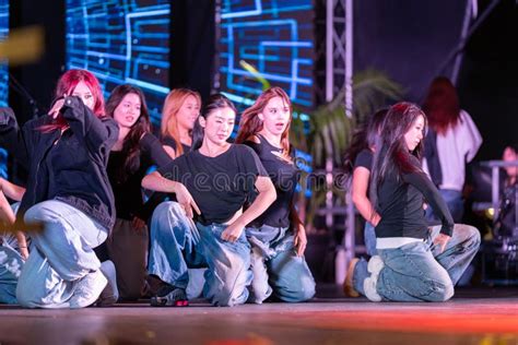 K-POPスタイルのダンスパフォーマンスを行う若いダンサーのステージ写真