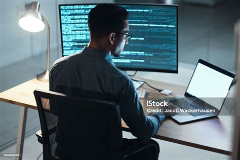 Kantor dengan Ruang Pemrograman atau Lab Komputer