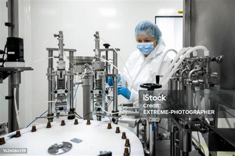 Karyawan PT Konimex melakukan pengujian di laboratorium QA