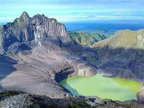 Kawah dan danau vulkanik di gunung andong