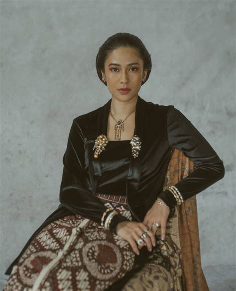 Kebaya Adat Jawa