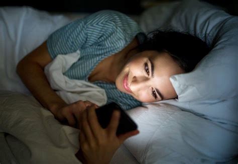 Kebiasaan memegang ponsel sebelum tidur
