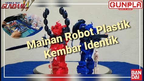 Kegemaran merakit model robot.