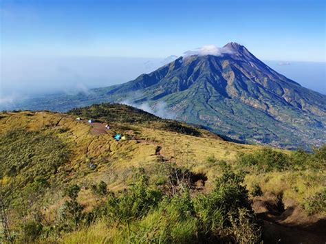 Pemandangan alam di puncak Gunung Slamet