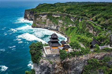 Keindahan Pura Uluwatu: Destinasi Budaya dan Pemandangan Indah di Bali
