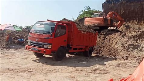 Keindahan dan Fungsionalitas: Hitachi Excavator dan Dump Truck dalam