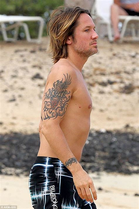 Keith Urban Shirtless in Hawaii Pictures POPSUGAR