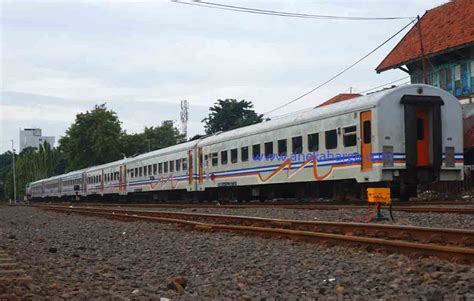 Kereta Api Lokal Cirebon - Semarang