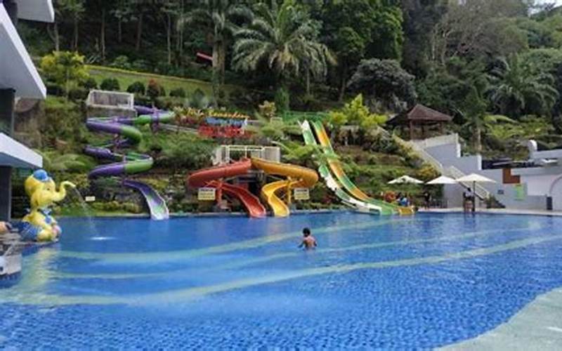 Kolam Renang Di Taman Rekreasi