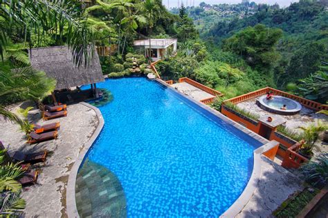 Kolam Renang Air Hangat di Hotel Bandung dengan Pemandangan Pegunungan