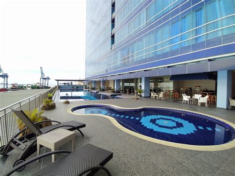 Kolam Renang Swiss Belhotel Makassar