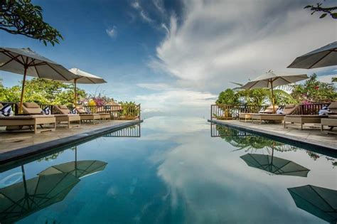 Kolam Renang di Pantai Bali