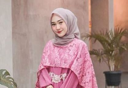 Kombinasi Jilbab Pink Warna Monokrom