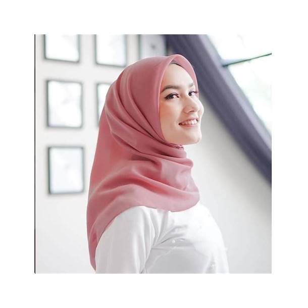 Kombinasi Warna Kebaya dan Hijab Segi Empat