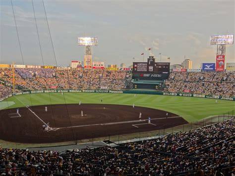 甲子園球場のグラウンドとスタンド