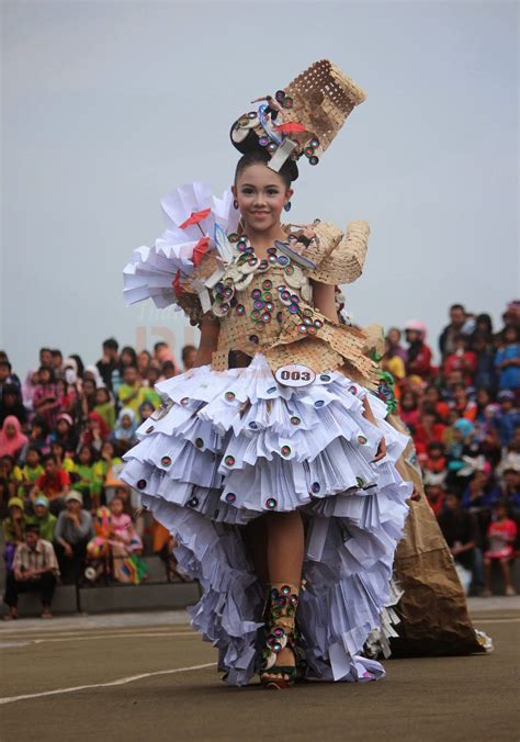 Kostum Tema Pantai Indonesia