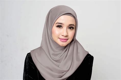 Kreasi gaya hijab segi empat syari yang modis dan elegan