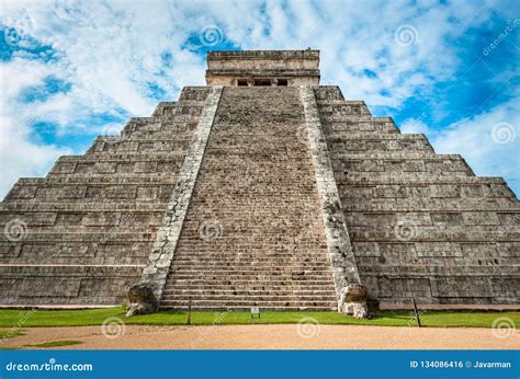 Kukulkan pyramid in Chichen Itza