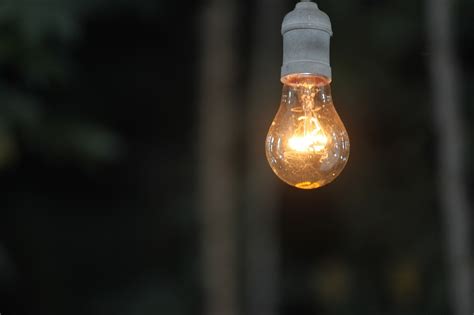 Lampu Bohlam LED Emergency 7 Watt Dipegang Nyala Jadi Store