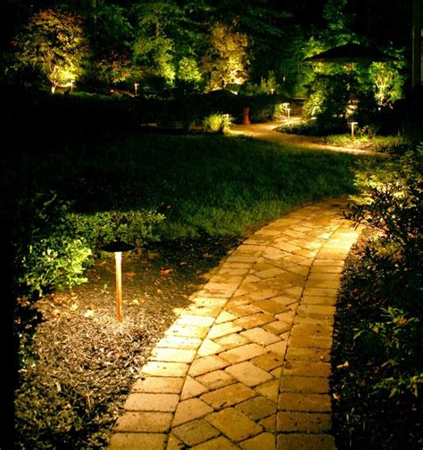 Lampu Kecil yang Menerangi Taman pada Malam Hari
