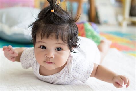 Latihan Tummy Time Untuk Bayi Sungsang