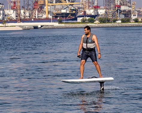 Learning to Balance on Efoil