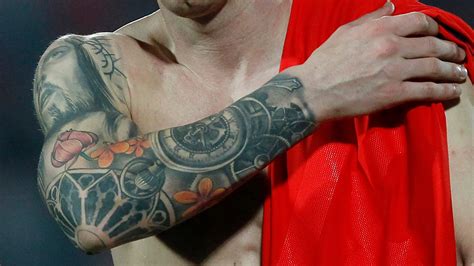 Lionel Messi shows leg tattoo at Argentina training