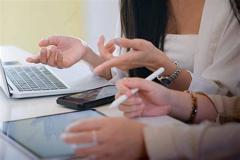 Leveraging Technology and Sharing for Free Connectivity