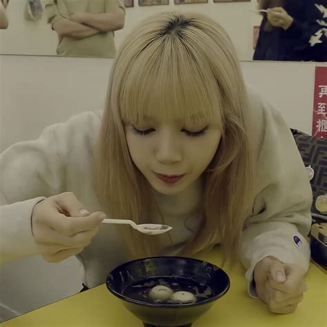 Lisa Blackpink Eating
