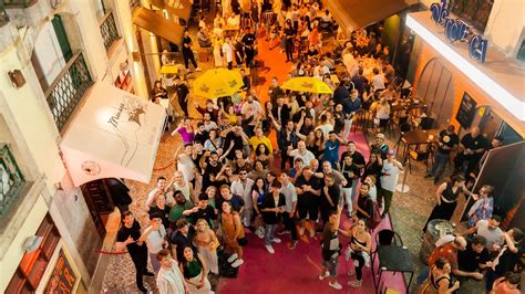 Lisbon Pub Crawl Guide