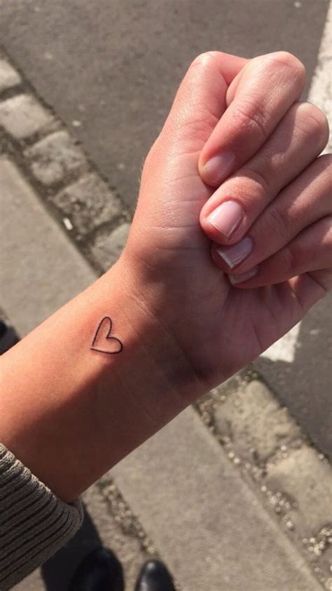 Little heart tattoo on wrist. Een klein hartje op de pols