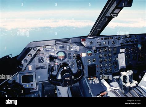 The Ultimate Guide to the Lockheed L-1011 TriStar Cockpit for Pilots