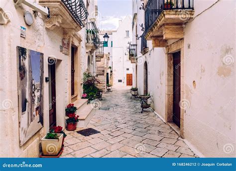 Locorotondo whitewashed streets