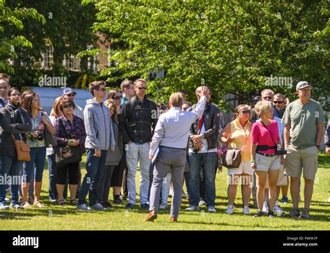 London guide explaining