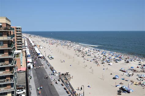 A picturesque sandy beach on Long Island with clear blue water