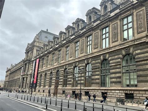 Louvre Museum Expert Insights