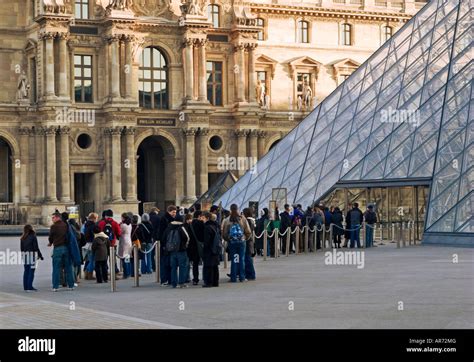 Louvre Queue