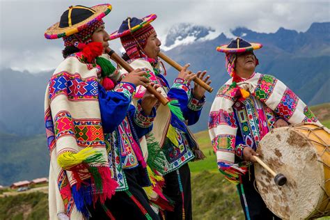 Imagen de un grupo de músicos peruanos tocando instrumentos tradicionales