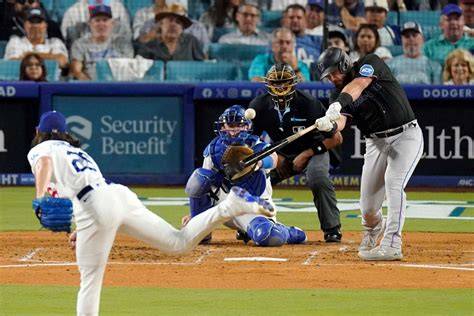 メジャーリーグの試合と海外報道陣の様子