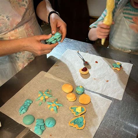 Macaron baking hands