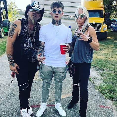 Unveiling the Roots of Hollywood's Renowned Machine Gun Kelly: An Insight into the Upbringing and Parentage of the Superstar