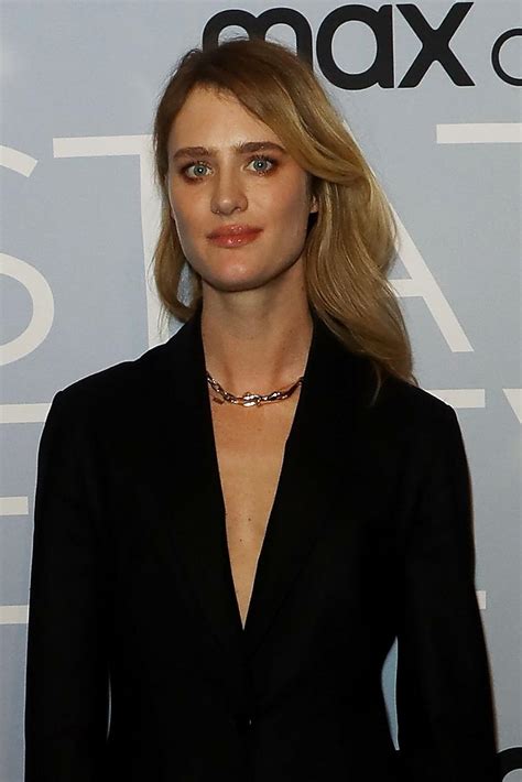 Mackenzie Davis Sexy